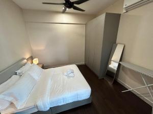 Schlafzimmer mit einem Bett und einem Deckenventilator in der Unterkunft INAP DESA EVO BANGI in Bandar Baru Bangi