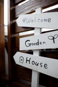 a sign that says garden and a house at Cherry Feast Resort in Yuchi