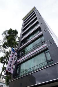 um edifício alto com uma placa na lateral em Cherry Feast Resort em Yuchi