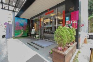 Un escaparate con plantas en macetas delante. en Cherry Feast Resort, en Yuchi