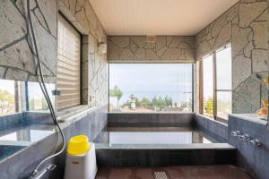 Ajiro的住宿－熱海網代 太平洋一望和式貸切一軒家 庭でバーベキュー，带淋浴、窗户和浴缸的浴室