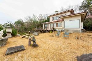 Ajiro的住宿－熱海網代 太平洋一望和式貸切一軒家 庭でバーベキュー，院子里有大屏幕的房子