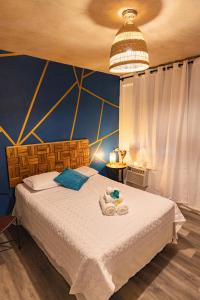 1 dormitorio con 1 cama con toallas en Vieques Tropical Guest House, en Vieques