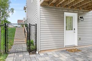 uma porta branca ao lado de uma casa em One bedroom apartment Moncton North ! em Moncton