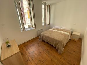 Ένα ή περισσότερα κρεβάτια σε δωμάτιο στο Logement tout équipé