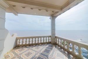 a balcony with a view of the ocean at Hon Dau Resort in Ðố Sơn