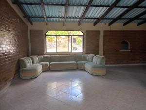 sala de estar con sofá en una pared de ladrillo en Villas Norita en Ibarra