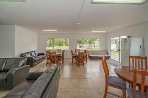 O zonă de relaxare la Coromandel Shelly Beach TOP 10 Holiday Park
