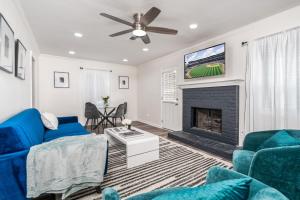 Χώρος καθιστικού στο Luxe Home Near Braves Stadium