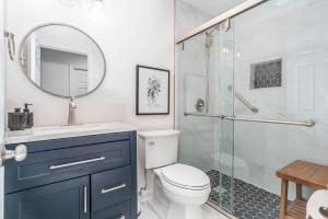 een badkamer met een toilet en een douche met een spiegel bij Luxe Home Near Braves Stadium in Smyrna