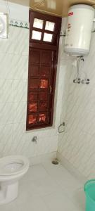 baño con aseo y ventana en HOTEL WAYSIDE, en Gangtok