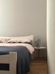 Ένα ή περισσότερα κρεβάτια σε δωμάτιο στο Ezera apartment