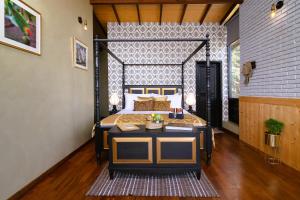 哈普塔拉的住宿－The Capoe House，一间卧室配有一张床和一张桌子