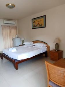 เตียงในห้องที่ โรงแรมไทยงามพาเลซ (Thai Ngam Palace Hotel)