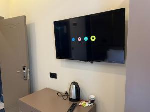 TV a/nebo společenská místnost v ubytování Istanblu Hotel Ataşehir