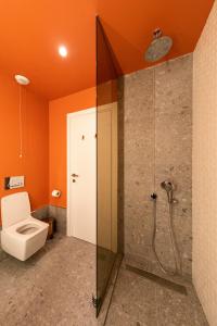 een badkamer met een douche en een toilet. bij Leaf Apartment - Aviatiei Home in Boekarest