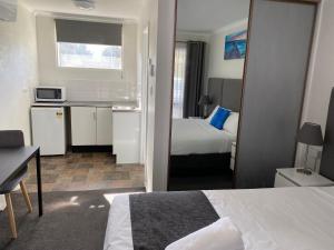 Kuchyň nebo kuchyňský kout v ubytování Frankston Motel