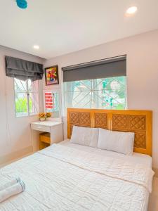 een slaapkamer met een groot bed en een raam bij Love Hotel & Apartments in Vung Tau