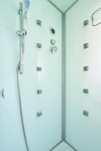 Bathroom sa Morden stylish villa--Max12p--2Bathrooms--Free wifi