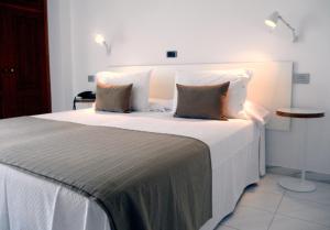 Кровать или кровати в номере Hotel Farsund