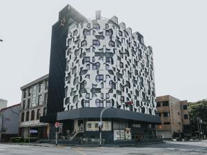 um edifício com muitas janelas em Amrise Hotel Kitchener em Singapura