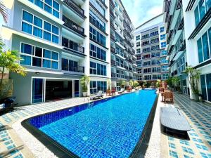 Swimmingpoolen hos eller tæt på Avenue RS (Soi Buakhao)