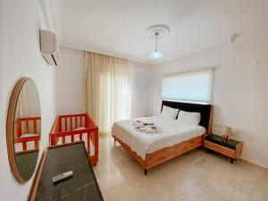 En eller flere senge i et værelse på Villa Beatrice Large family villa + 37 billeder