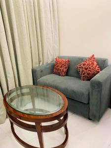 uma sala de estar com um sofá e uma mesa de vidro em Evershine Resort & Spa em Mahabaleshwar