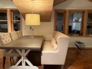 ein Esszimmer mit einem Tisch und weißen Stühlen in der Unterkunft Flott rorbu på idylliske Langevåg/Bømlo in Bømlo