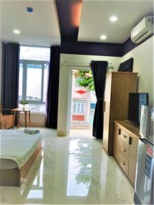 een woonkamer met een bed en een groot raam bij Love Hotel & Apartments in Vung Tau