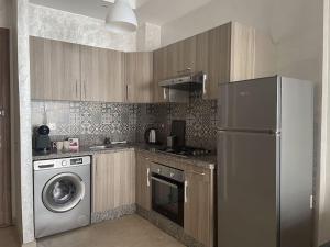 cocina con nevera y lavadora en Super studio confortable en Casablanca