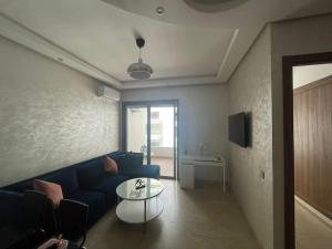 sala de estar con sofá azul y mesa en Super studio confortable en Casablanca