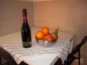 ボローニャにあるStudio Barcaのワイン1本、フルーツボウル1杯(テーブル上)