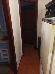 une porte menant à une cuisine avec couloir dans l'établissement la sosta, à Arenzano