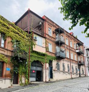 budynek z bluszczem rosnącym po jego stronie w obiekcie Jeji's apartment w mieście Tbilisi City