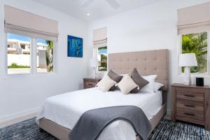 En eller flere senge i et værelse på Newly constructed West Coast villa with sea views!