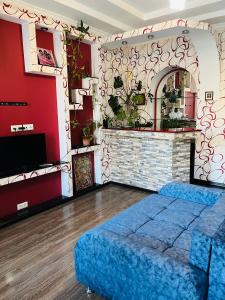 salon z łóżkiem i kominkiem w obiekcie Jeji's apartment w mieście Tbilisi City