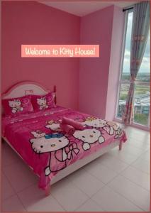 Un dormitorio con una cama de gatito con paredes rosas en TT3 Soho@Tabuan Tranquility near Unimas,Tunku Putra, en Kuching