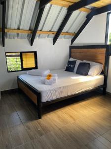 een slaapkamer met een groot bed in een kamer bij Lovely tiny studio in Jarabacoa