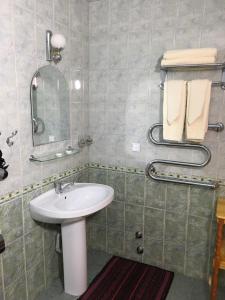 y baño con lavabo, espejo y toallas. en Emir en Bukhara