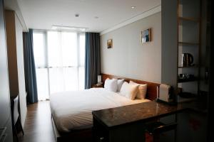 J One Hotel Cheongju客房内的一张或多张床位