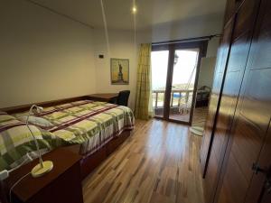 1 dormitorio con 1 cama y suelo de madera en VV NEW YORK, en Valverde