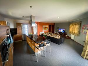 巴爾韋德的住宿－VV NEW YORK，厨房以及带沙发和桌子的客厅。