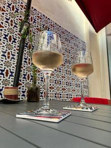 deux verres de vin blanc assis sur une table dans l'établissement ART'APPART, à Narbonne
