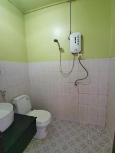 een badkamer met een wit toilet en een wastafel bij 华泰酒店HUA TAI HOTEL in Vang Vieng