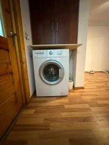 a washer and dryer sitting in a room at Bulevard Residence in Drobeta-Turnu Severin