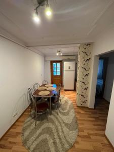 a dining room with a table and chairs at Bulevard Residence in Drobeta-Turnu Severin