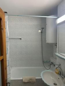 a bathroom with a bath tub and a sink at Bulevard Residence in Drobeta-Turnu Severin