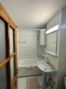 a bathroom with a sink and a bath tub at Bulevard Residence in Drobeta-Turnu Severin