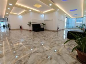 eine Lobby mit einem großen Marmorboden und einem Sofa in der Unterkunft Hotel D-Palace in Dhaka